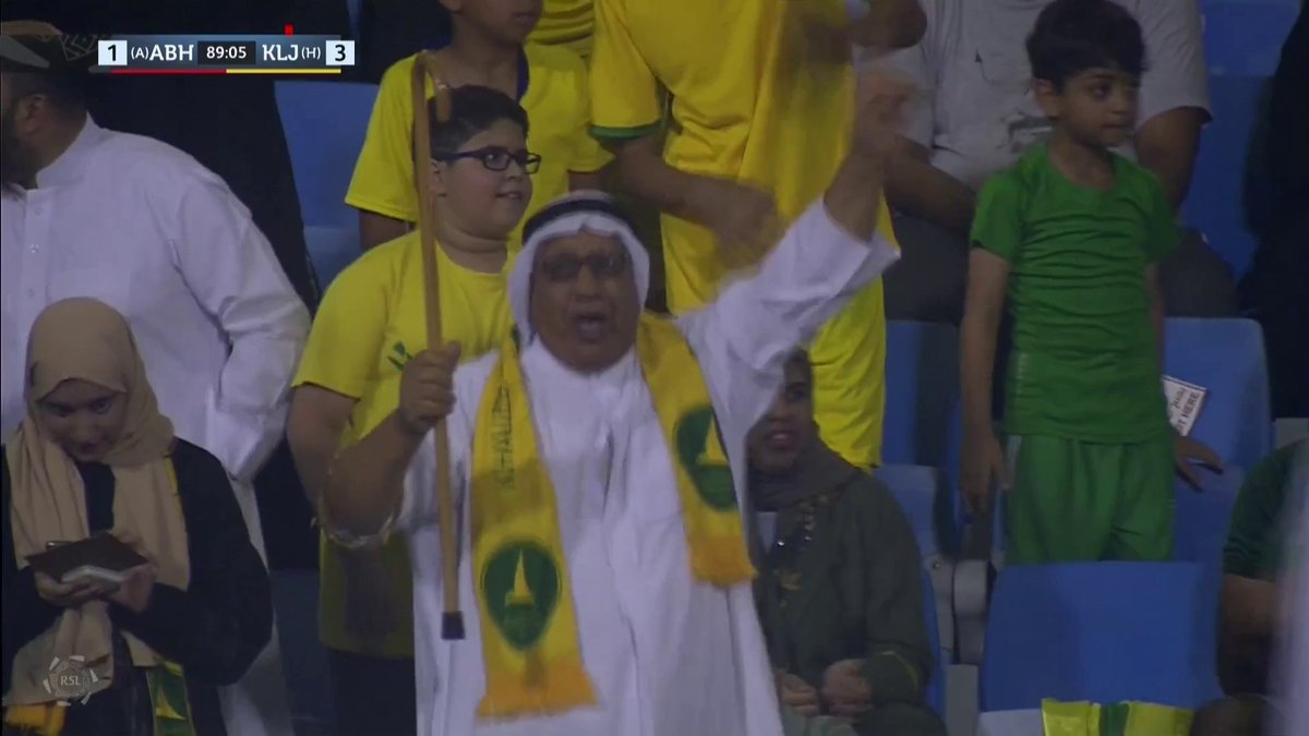 مشجع نادي الخليج يحتفل بعد تقدم فريقه وتعثر العدالة #الخليج_أبها | #SSC