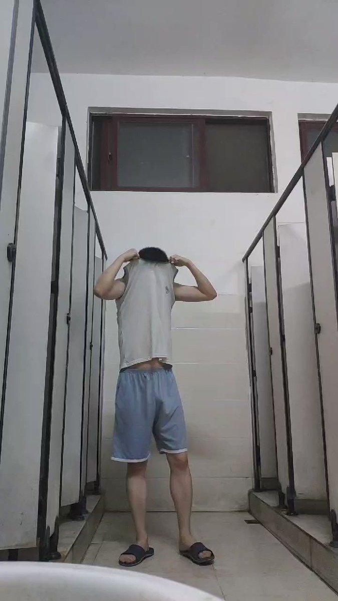 好恐怖。这个点还有人上厕所。😂被看到了。#野裸