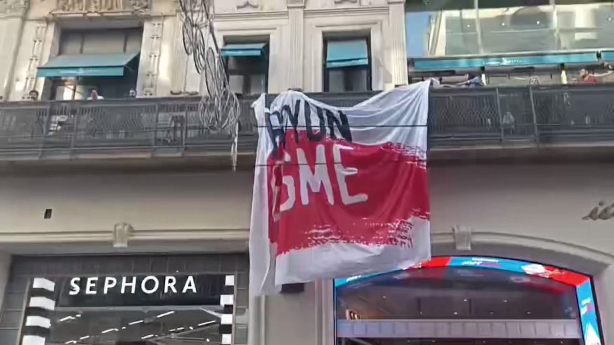 🔴Türkiye Komünist Partisi (TKP) Gezi Direnişi’nin 10. yıldönümünde İstiklal Caddesi’nde eylem gerçekleştirdi. 🔴Polisin sert müdahalesi sonrasında 37 TKP’li gözaltına alındı. ⤵️
