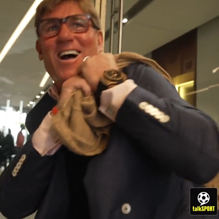 💰 “Here’s your £1k!” ⚫️ Earlier this season, Simon &amp; Jim had a wager that #NUFC would finish in the top 6… 👀 And Jim White won it! So @SJOpinion10 paid up in a way only he could get away with… 🤣🤣 Classic from Simon 😂👏👏