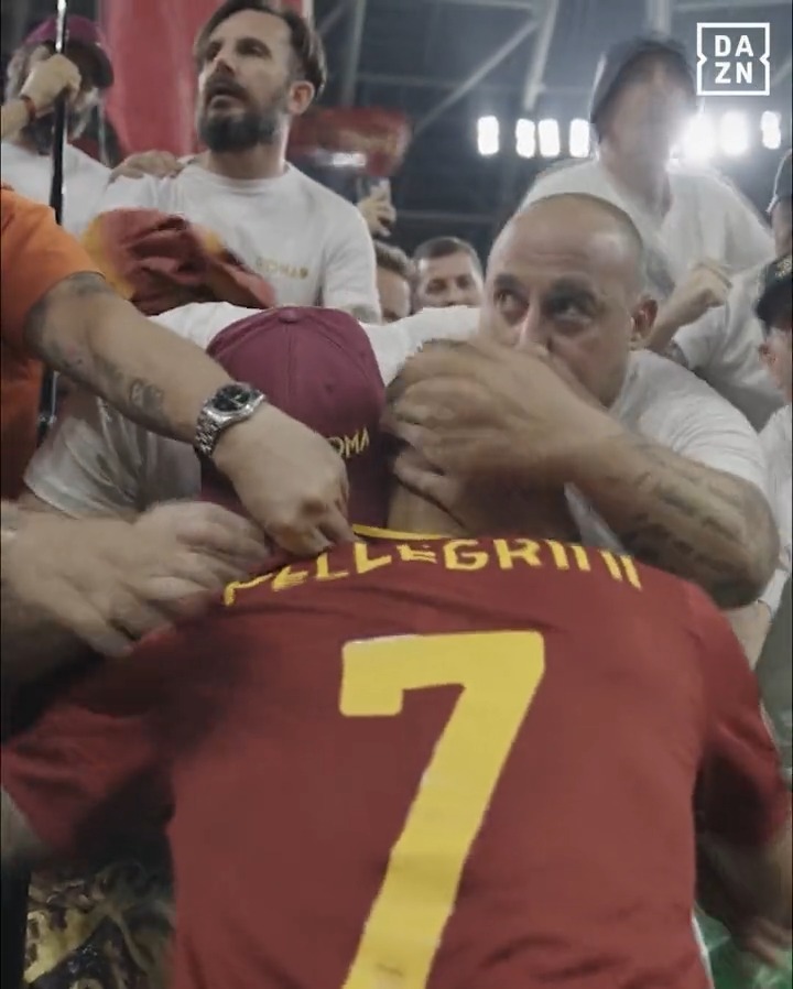 Tutto l'affetto dei tifosi per i giocatori della Roma 🫂 Abbracci e sostegno per Pellegrini, Mancini e Dybala 💛❤ #UELFinal #DAZN