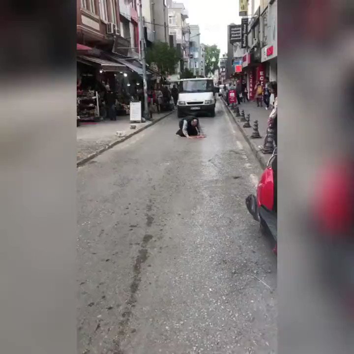 Samsun'da bir kişi, yolun ortasına seccade serip namaz kıldı