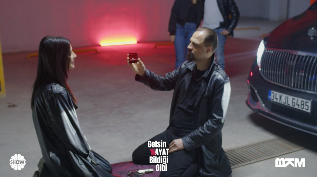 #SadGül’ü özleyenler burda mı?🖤 #GelsinHayatBildiğiGibi tüm bölümleri ve daha fazlasıyla YouTube’da seni bekliyor. İzlemek için👉🏻 ⛓ @showtv @bkmonline