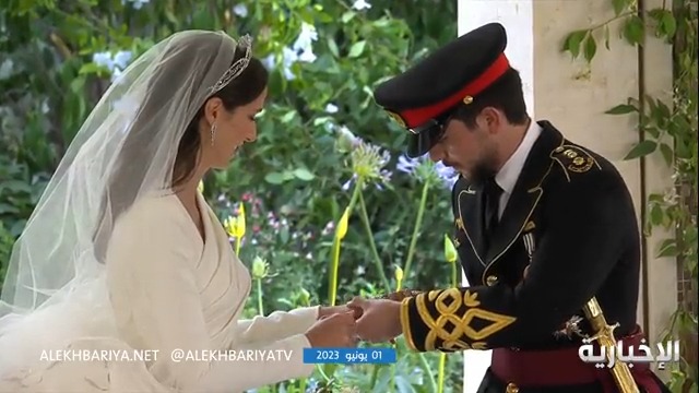 ولي عهد الأردن الأمير الحسين و رجوة السيف يتبادلان خواتم الزواج . #رجوة_آل_سيف