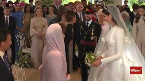 شاهد | الزغاريد تصدح لحظة عقد قران الأمير الحسين بن عبد الله والآنسة رجوة خالد السيف #نفرح_بالحسين #المملكة_تفرح_بالحسين #الأمير_الحسين #ولي_العهد #زفاف_ولي_العهد #زفاف_الحسين #الزفاف_الملكي #هنا_المملكة