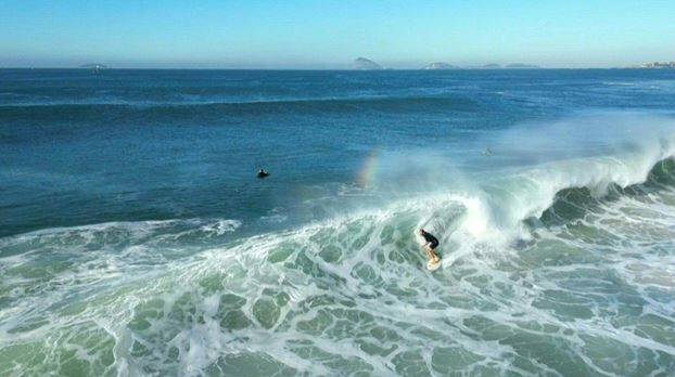 VIDEO: 🇧🇷 Rio surfer challenges himself to 100 days of barrel waves a year It's 7am on Copacabana beach as Thiago Costa watches the ocean with a challenge in mind: catching a barrel wave. Since 2018, he has aimed to surf 100 days a year, catching at least one barrel each time