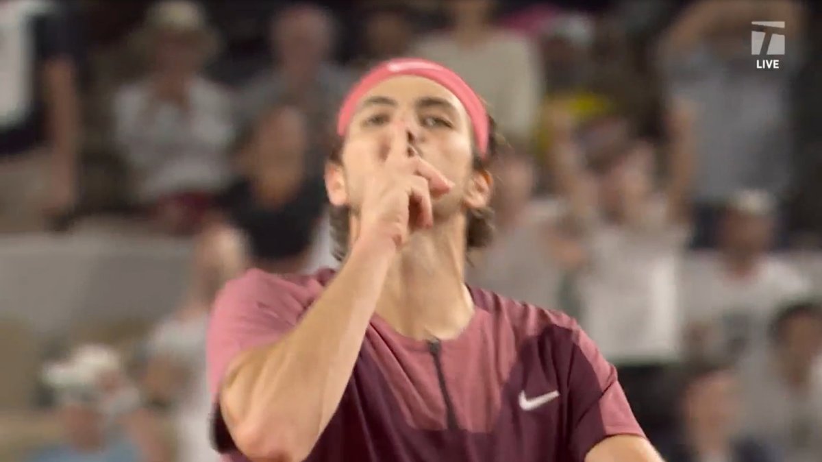 The moment Taylor Fritz became the enemy of the Roland Garros crowd. He is almost immediately booed. He puts his finger up and 🤫 the crowd like peak Daniil Medvedev. Learning from the best. 😂