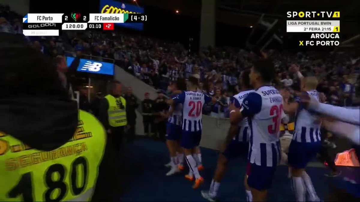 This unbelievable strike from FC Porto's Otávio Monteiro 💥