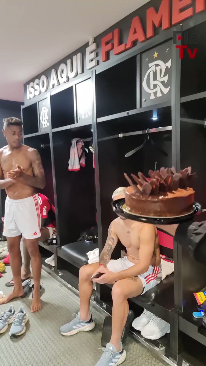 O ANIVERSÁRIO FOI DO HOMEM. MAS QUEM GANHOU O PRESENTE FOMOS NÓS! GiorgiandeArrascaeta!🇺🇾 🎂🎉🎊 #VamosFlamengo