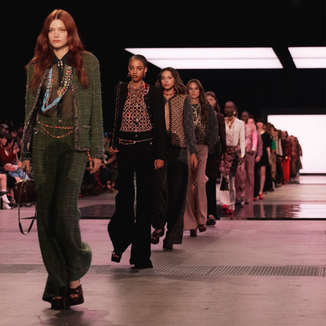 #CHANEL 2022/23年 メティエダール コレクションが東京で再演。ショーの幕開けを飾ったディミトリ シャンブラスによる「スロー ショー」には、東京のダンサーたちも参加し、続いてNIX、Ichika Nitoなどのパフォーマンスも披露されました。 #CHANELMetiersdArt #CHANELinTokyo #シャネル