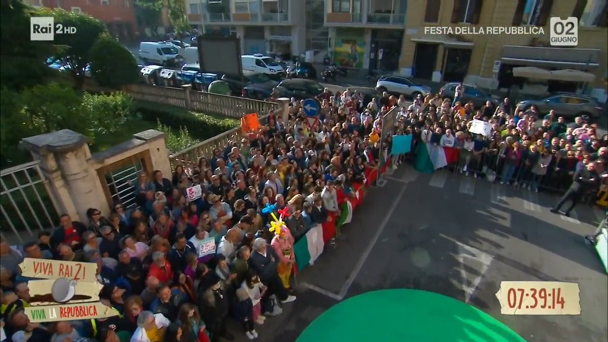 Il pubblico del #2Giugno di #VivaRai2 è stato veramente CALIENTE 🔥 Grazie Roy Paci Federico Scavo!