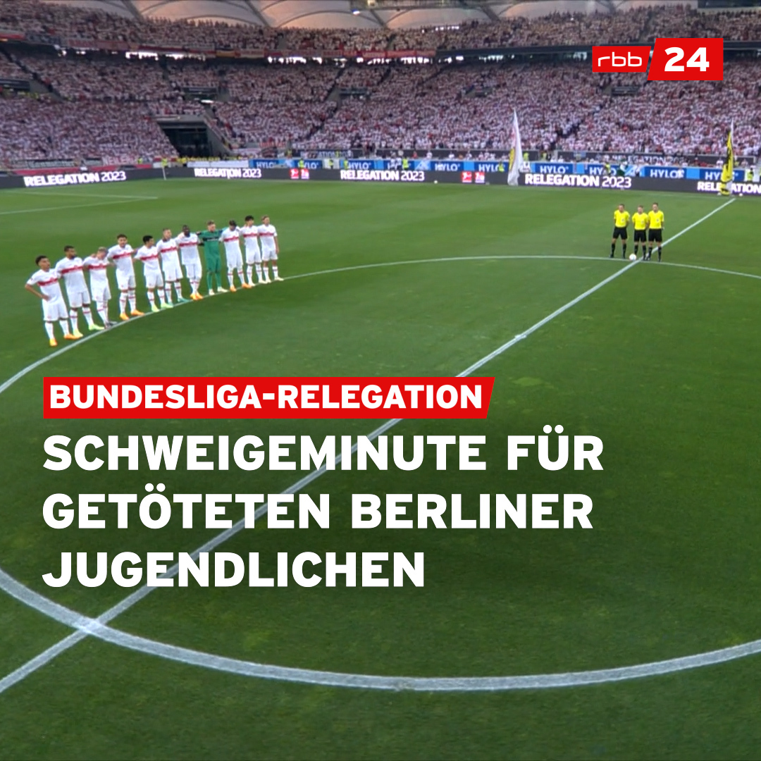 Nach dem Tod eines 15-jährigen #Jugendfußballers aus #Berlin gab es beim Hinspiel der #Bundesliga-Relegation eine #Schweigeminute. Der Junge war bei einem Turnier am Pfingstsonntag während einer Schlägerei lebensgefährlich verletzt worden und starb wenige Tage später.
