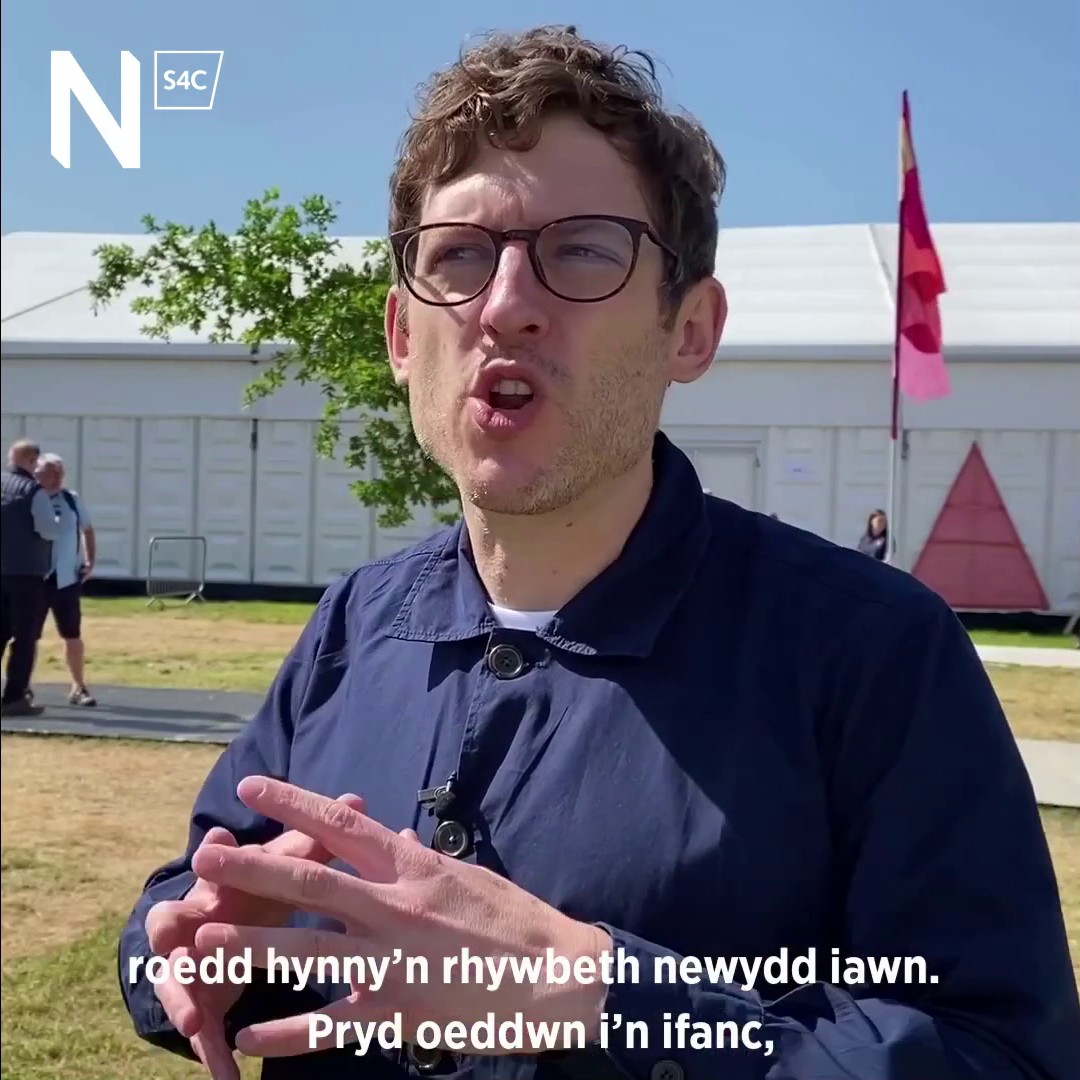 ⚽ 'Mae'r Gymraeg yn rhan o hunaniaeth y tîm.' Llywydd y Dydd ar faes yr Eisteddfod Elis James sy'n canmol y gwaith mae Wales 🏴 wedi ei wneud gyda'r Urdd Gobaith Cymru.