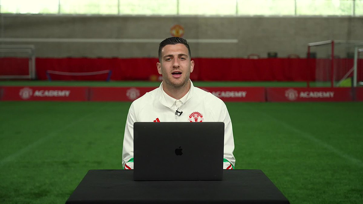 He's not a fan of Alejandro Garnacho's trim 🤣 Diogo Dalot guesses the Manchester United players from their haircuts ✂️ #EmiratesFACup