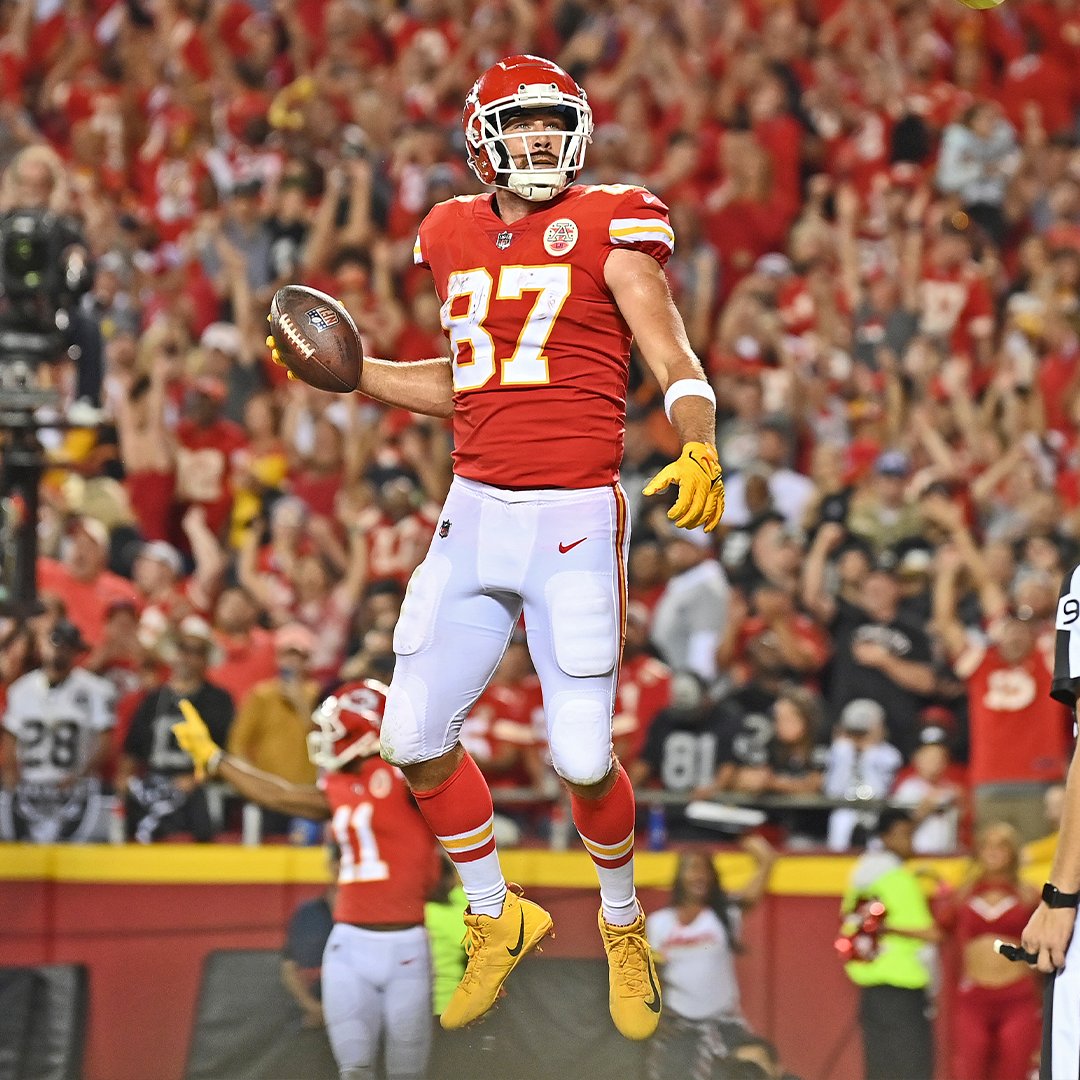 When Travis Kelce broke the @chiefs single-game TD reception record and only needed 25 yards to do it 😤