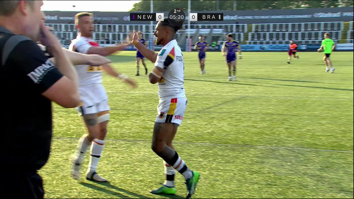 What a try that is from Bradford Bulls! 🔥 Foggin-Johnson finishes in the corner to open the scoring 🐂