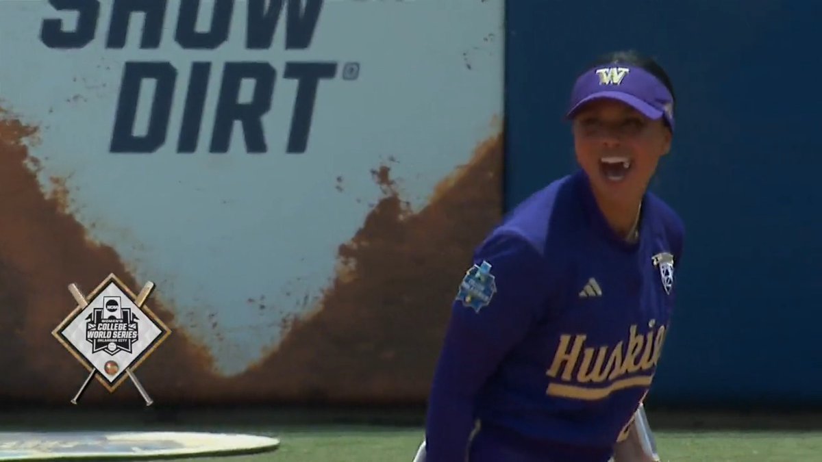 Perfectly placed! 👌 #WCWS x 🎥 ESPN2 / Washington Softball