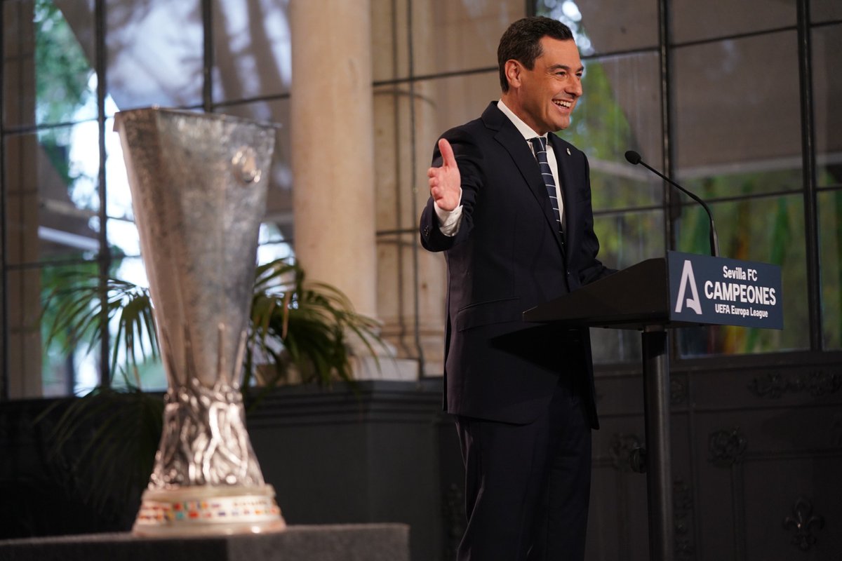 SĂłlo hay 1 posibilidad entre 500 millones de que un equipo supere 7 fases finales de la UEFA Europa League y gane las 7. El Sevilla FĂștbol Club tiene una conexiĂłn especial con esta Copa. Disfrutemos de ello. Gracias por hacer #MarcaAndalucĂa. ÂĄEnhorabuena, campeones! #UELfinal