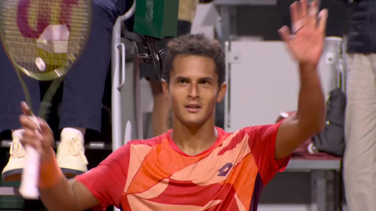 ยกJuan Pablo Varillas ๐ต๐ช estรก en octavos de final de #RolandGarros! Superรณ 3-6, 6-3, 7-6 (3), 4-6 y 6-2 al polaco Hurkacz (Nยฐ14 del mundo). Histรณrico triunfo del peruano ยฟSu prรณximo rival? Novak Djokovic.