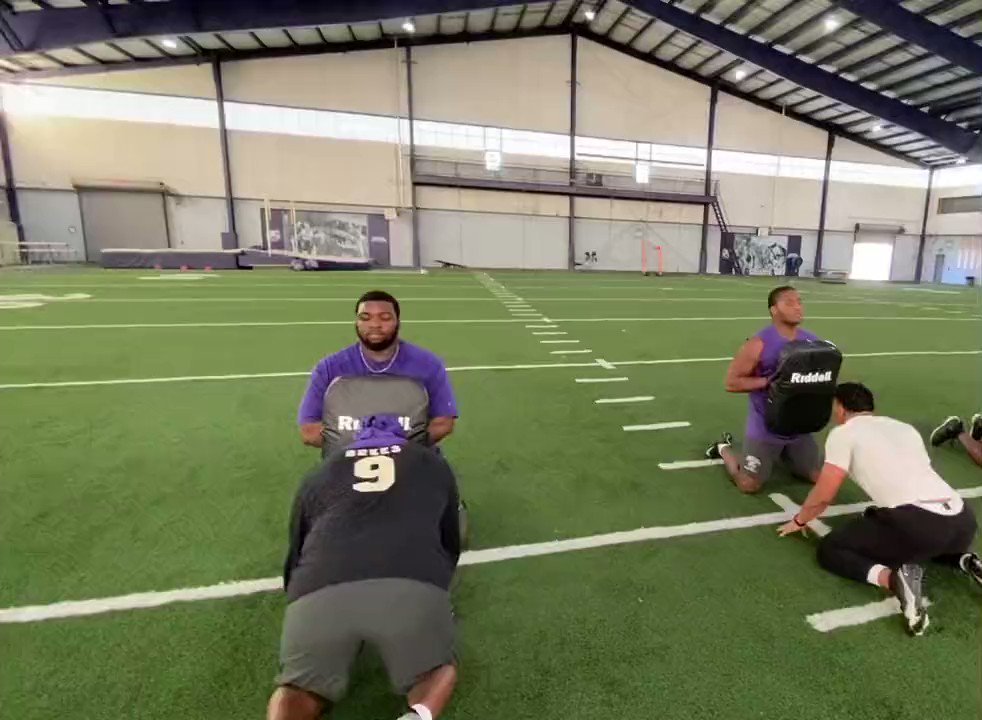 🔥Young D-Linemen have no clue how to use their eyes. They peek in the backfield thinking it will help them make plays, when actually… …it gives their opponent full access to their chest. Instead use your eyes to guide your hands into your opponent’s chest… …THEN peek in your gap to locate the ball. Here’s a drill from Tony Davis - UCA to practice this skill.