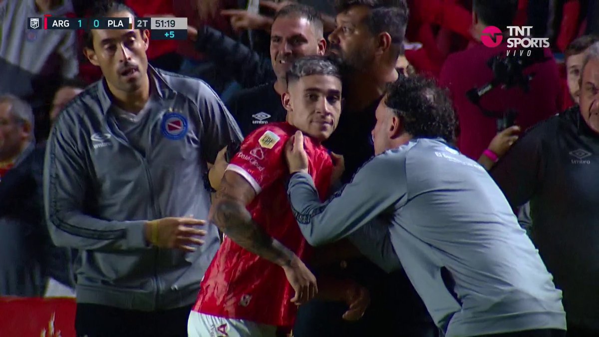 No, no puede hacer eso Milito con un jugador joven, delante del público. Ni siquiera en el vestuario. Le pifió mal!