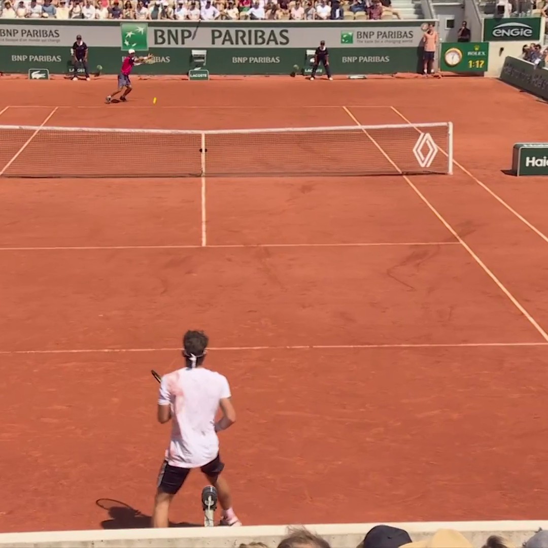 “ That’s a point penalty!” 😳 🇯🇵 Yoshihito Nishioka loses his serve in the most bizarre way imaginable #RolandGarros