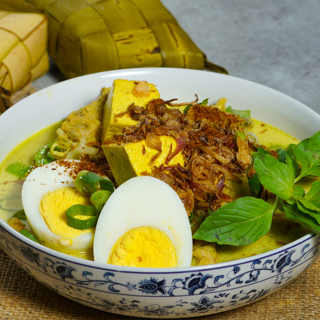 Jika ingin mengenal Kota Bogor melalui makanan, salah satunya pilihannya adalah Laksa. Rasa kuah laksa dengan rempah yang kuat berpadu dengan ketupat dan bihun, aroma daun kemangi yang menggugah selera, serta taburan serundeng kelapa yang gurih. Semuanya perfect!