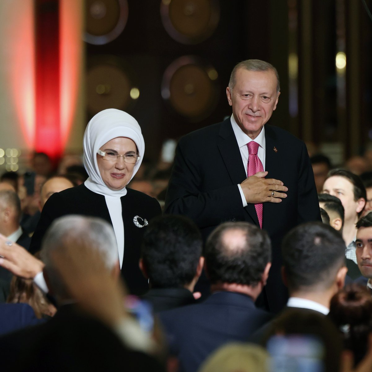 🇹🇷 Başkan Recep Tayyip Erdoğan, Göreve Başlama Töreni için eşi Emine Erdoğan ile birlikte salona geldi.