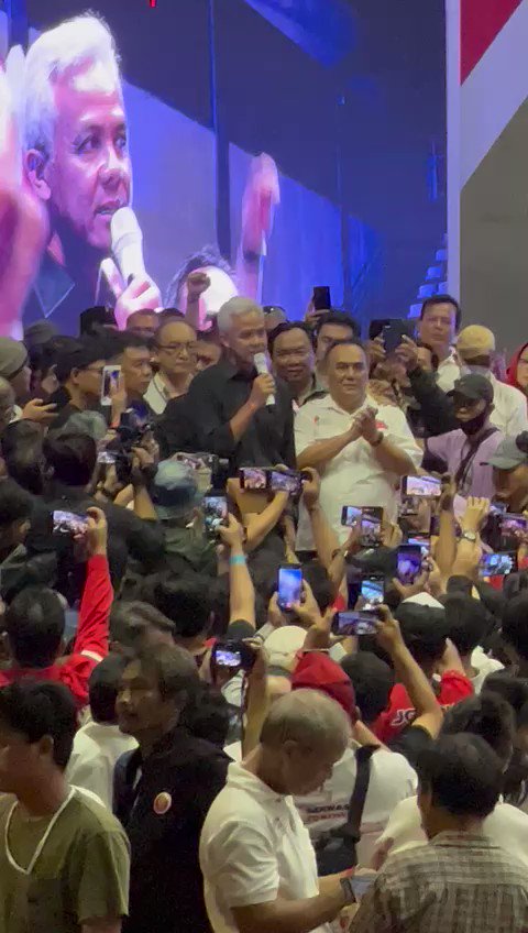 140 Organ Relawan Pak Jokowi Deklarasi Dukungan Pak Ganjar Pranowo. Kekuatan Partai Politik dan Kekuatan relawan yang sangat dasyat harus bersatu menuju kemenangan. ✊🇲🇨