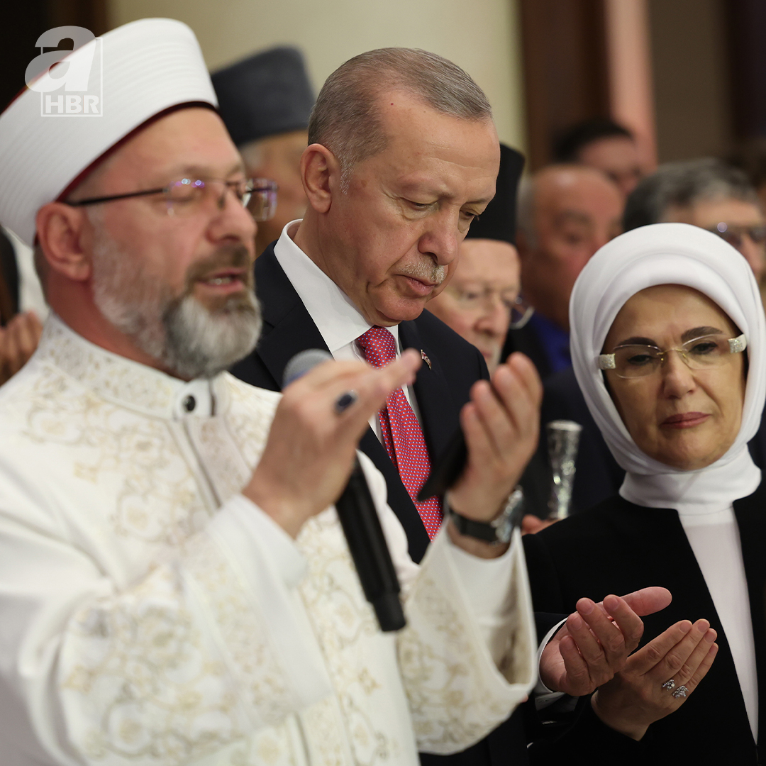 🇹🇷 Türkiye Yüzyılı, Cumhurbaşkanlığı Külliyesi'nde dualarla başladı. 🤲🏻Başkan Recep Tayyip Erdoğan’ın konuşmasının ardından Diyanet İşleri Başkanı Ali Erbaş tarafından dua edildi.