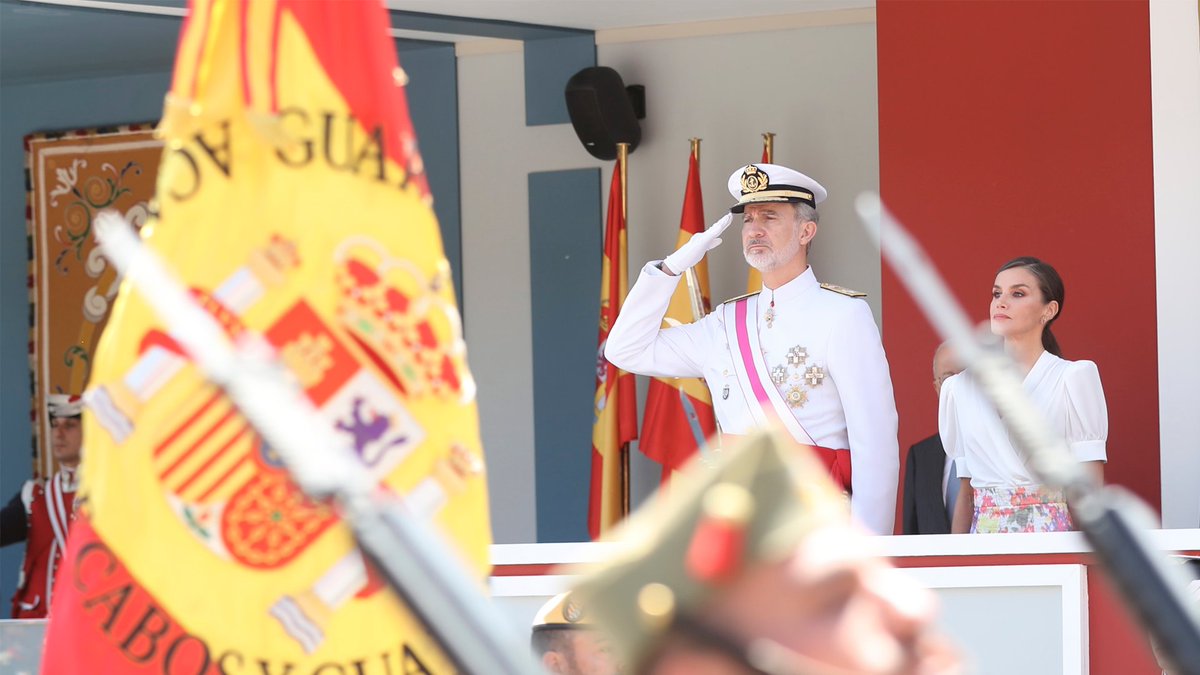 ▶️Los Reyes han presidido en Granada el acto central conmemorativo del #DIFAS23, que destaca el trabajo constante de las #FuerzasArmadas por la paz, la libertad y la seguridad. ➡
