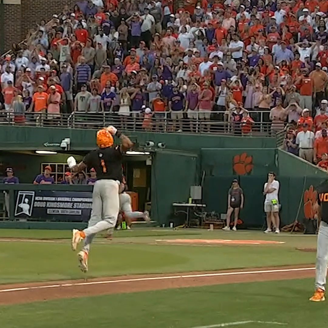 DOWN TO THEIR LAST STRIKE ZANE DENTON HITS A 3-RUN SHOT TO GIVE THE VOLS THE LEAD 😱