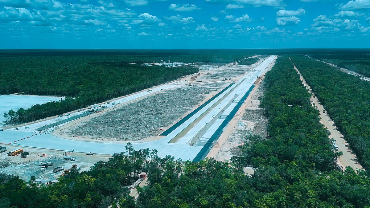 Evaluamos la construcción del Aeropuerto Internacional Felipe Carrillo Puerto. Lleva 44 por ciento de avance; ya está prácticamente terminada la pista de 3 mil 700 metros y hay 4 mil 800 trabajadores de la construcción dirigidos por los ingenieros militares responsables de la obra.
