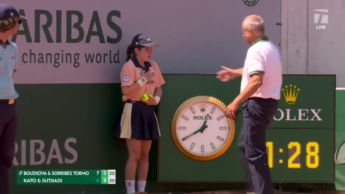 a tough scene in Paris. Doubles partners Kato/Sutjiadi just got defaulted as Kato hit a ball girl accidentally at 6-7(1), 3-1. #RolandGarros