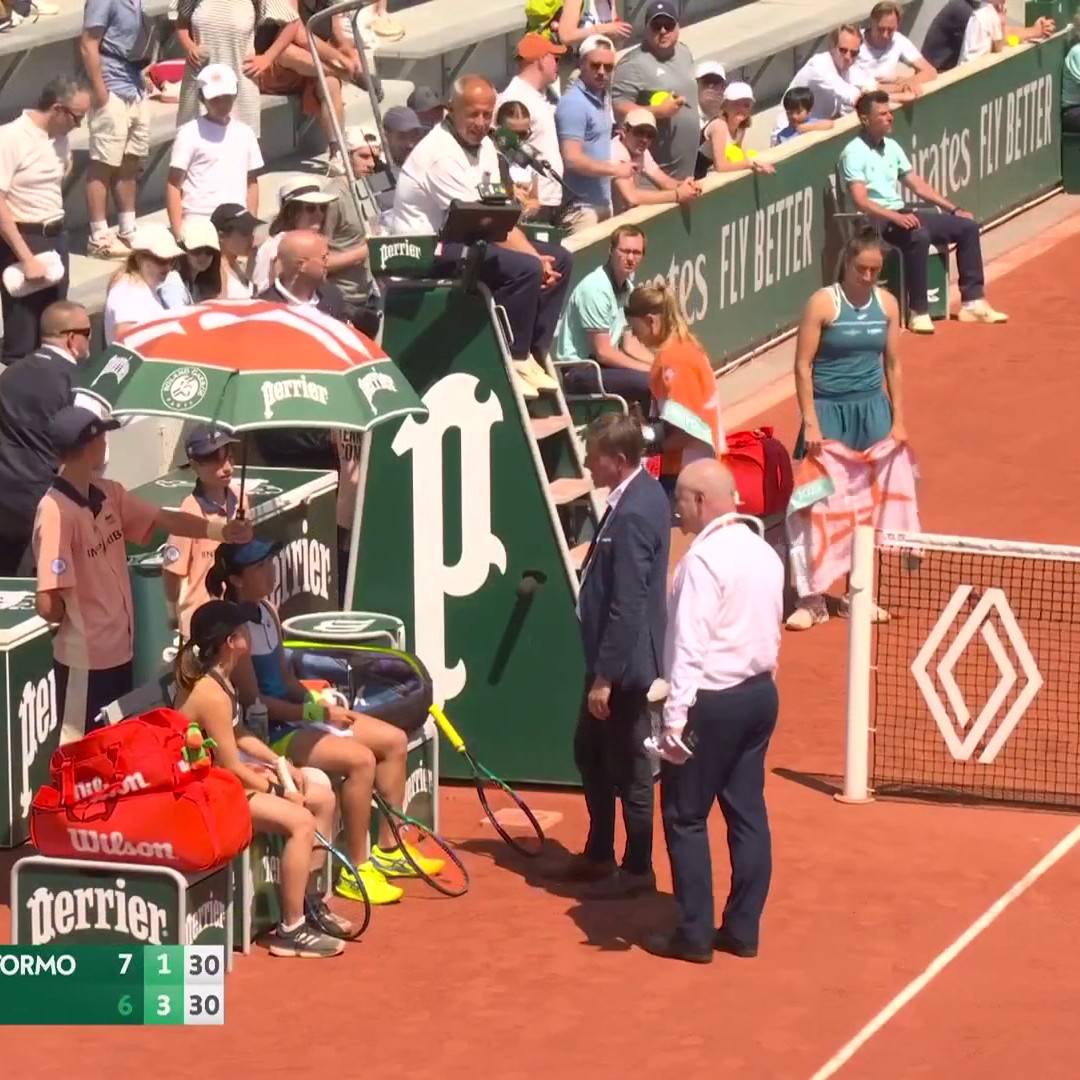 A controversial ending to a women’s doubles match as Kato/Sutjiadi were disqualified for hitting a ball girl ❌