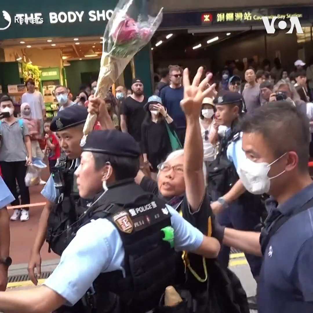 香港警方6月4日在天安门事件34周年这一天在往年举办大型六四纪念活动的维多利亚公园附近拘捕了4人,包括知名活动人士王婆婆和一名手持描写天安门母亲的舞台剧《5月35日》剧本的男子。香港媒体说警方这一天部署了大约6千警力。