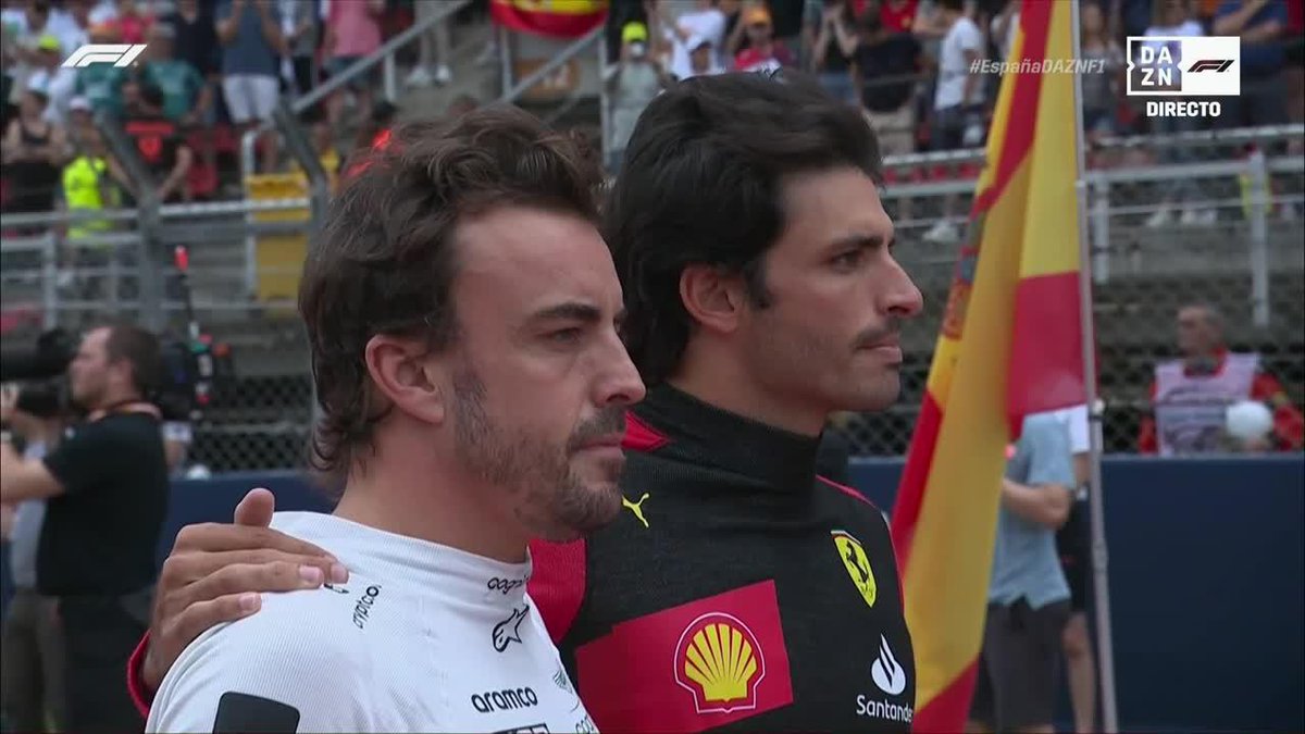 QUÉ IMAGEN 🥹🥹 Fernando Alonso y Carlos Sainz abrazados mientras suena el himno de España a piano ❤️💛❤️🫶🏻 EL ORGULLÓMETRO ESTÁ ESTALLANDO 🔥🔥 #EspañaDAZNF1 🇪🇸