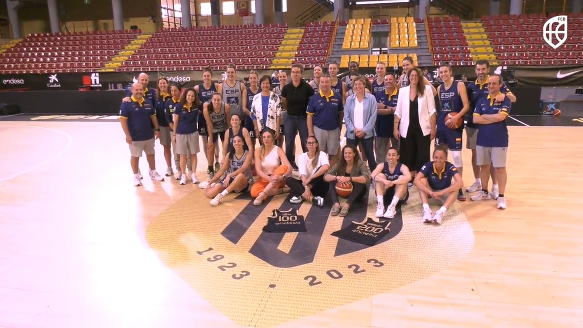 📹 Qué bonita SORPRESA les han dado a Silvia Dominguez y Cristina Ouviña tras el entrenamiento. Cuántas LEYENDAS en esta foto 😍 #LaFamilia #SomosEquipo