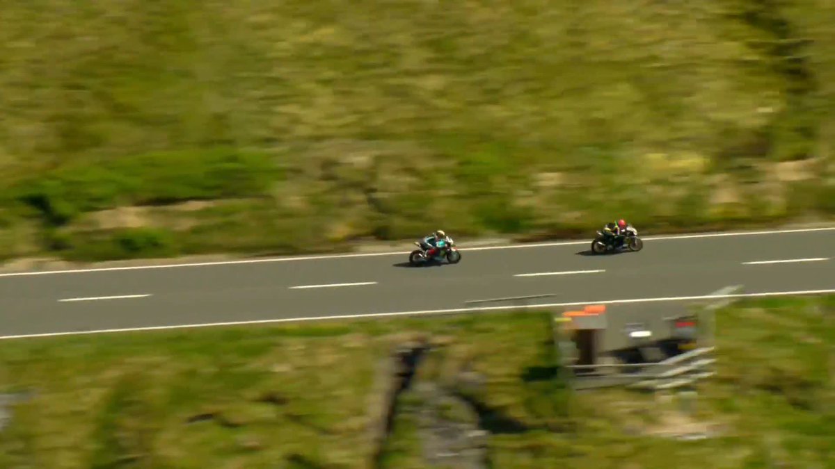 Hickman squeezing through a 3 foot gap at 190mph 🤯 #TT2023