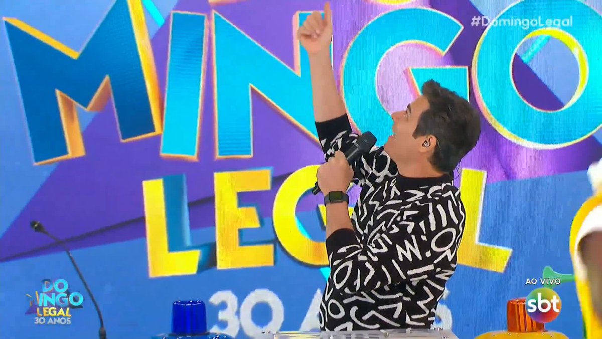 O sino tocou! Com você, o SBT fica muito mais feliz! É muito bom passar o domingo na sua companhia! 🔔🎉 #DomingoLegal
