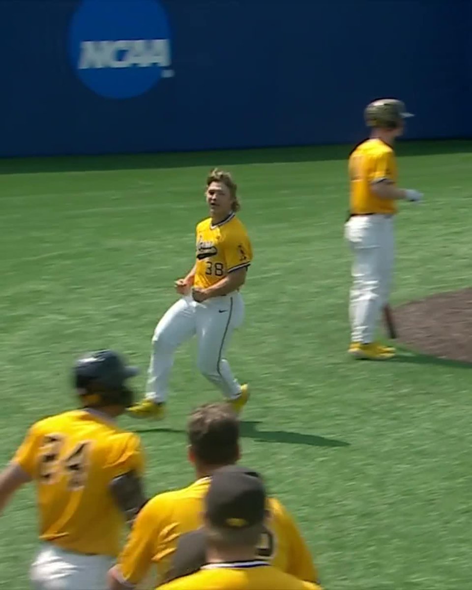 IOWA WITH A GO-AHEAD TRIPLE IN THE 13TH‼️