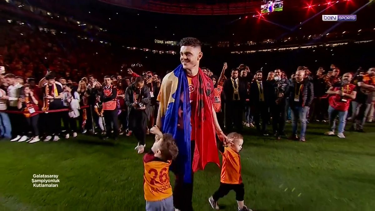 ⚡ Galatasaray'ın sağ kanattaki güvencesi Milot Rashica, çocukları ile sahnede! #SporTotoSüperLig