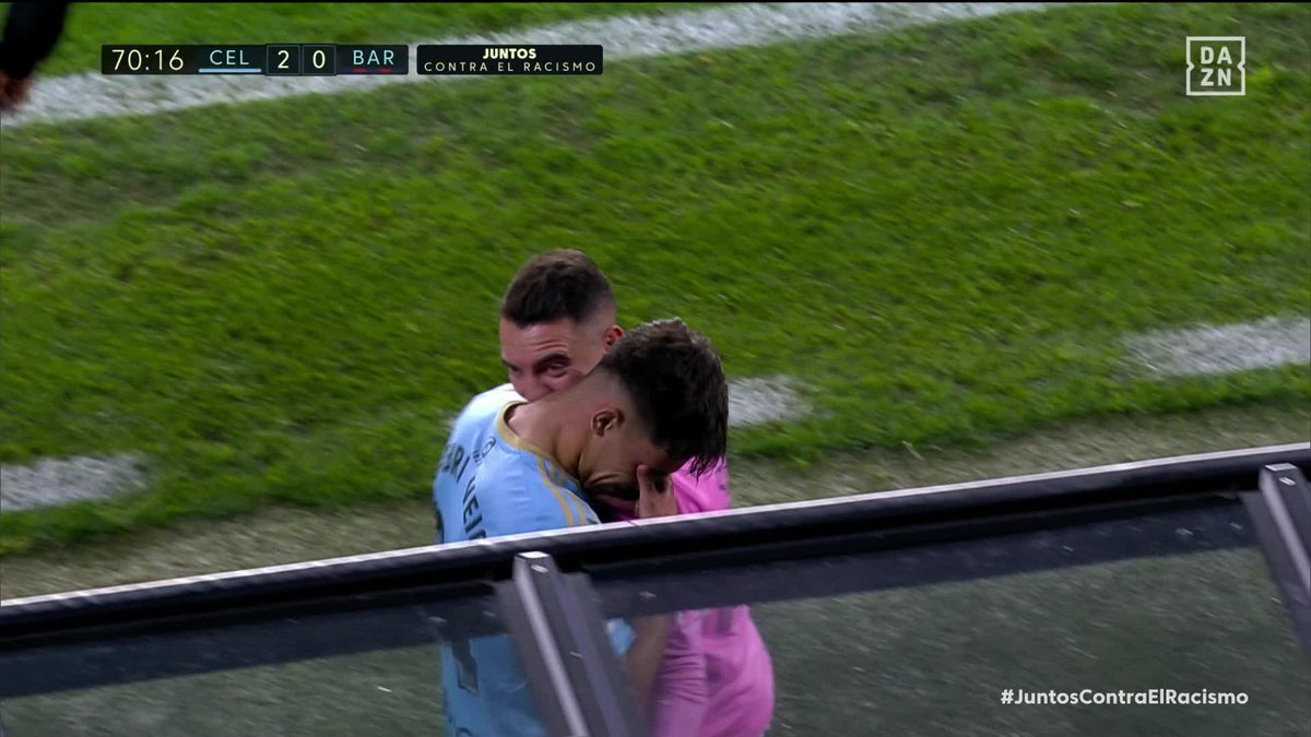 Un chico de casa con lágrimas en los ojos. Besándose el escudo. Con una afición completamente entregada a él... Gabri Veiga es un jugador especial, Celta ❤️🙌 #LaLigaEnDAZN ⚽