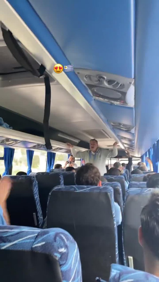 🇺🇾 La murga del Sub 20 sonando a pleno en el bus de la Uruguay semifinalista del Mundial 👏 La Celeste juvenil tiene fútbol, tiene garra y tiene música