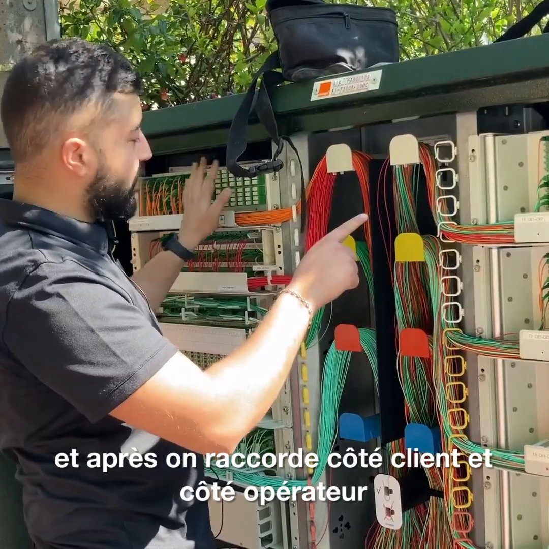 En tant qu'opérateur d'infrastructures, Orange déploie et exploite le #réseau. Parmi les enjeux de qualité du réseau, nous nous devons de préserver les armoires de rues en bon état. Exemple avec cette armoire sur laquelle Abdelkader et Jérôme sont intervenus.