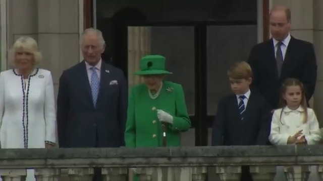 This time last year, Queen Elizabeth II dazzled in her emerald green outfit on the balcony as she gave her final wave to mark the end of the Platinum Jubilee weekend. 👑