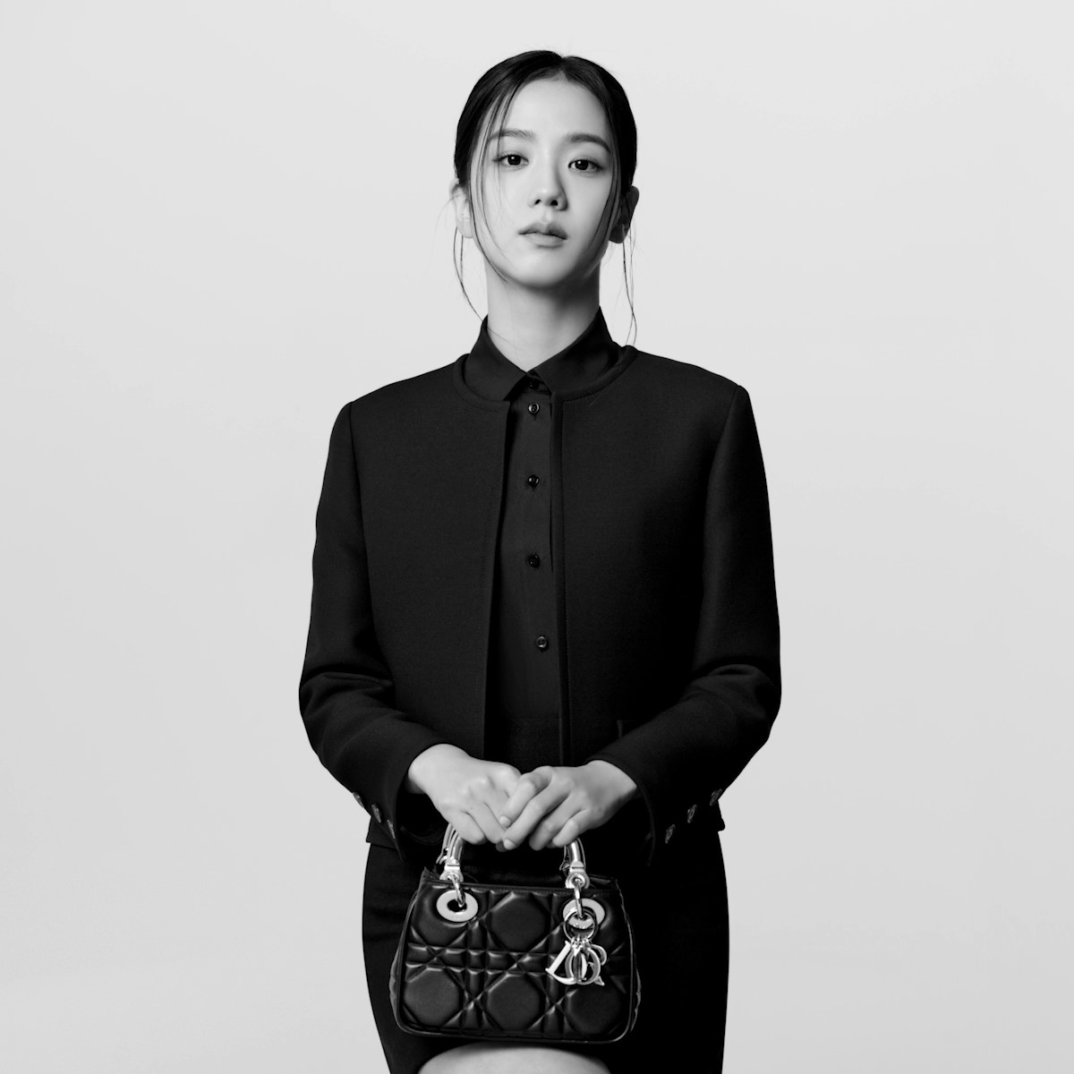 ファッション&ビューティー グローバルアンバサダー、JISOOは、アイコニックな #LadyDior をモダンに再構築したマリア・グラツィア・キウリによる #DiorLady9522 バッグの持つスピリットを体現する女性の一人。動画をタップして詳細をご覧ください。 © Brigitte Lacombe