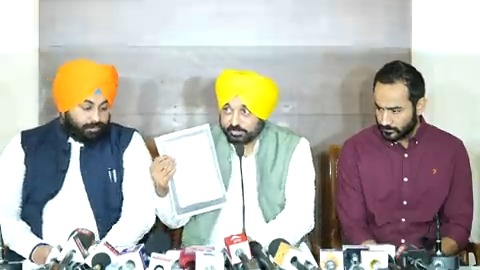 ਪੰਜਾਬ ਦੇ ਸਾਬਕਾ ਮੁੱਖ ਮੰਤਰੀ ਮਾਣਯੋਗ ਸਵ.ਪ੍ਰਕਾਸ਼ ਸਿੰਘ ਬਾਦਲ ਨੇ ਮੁੱਖ ਮੰਤਰੀ ਹੁੰਦਿਆਂ ਸਮੇਂ ਦੇ ਪ੍ਰਧਾਨ ਮੰਤਰੀ ਡਾ.ਮਨਮੋਹਨ ਸਿੰਘ ਨੂੰ ਚਿੱਠੀ ਲਿਖੀ ਕਿ ਸਾਨੂੰ ਕੋਈ ਇਤਰਾਜ਼ ਨਹੀਂ ਜੇ ਕੇਂਦਰ ਪੰਜਾਬ ਯੂਨੀਵਰਸਿਟੀ ਦਾ ਕੇਂਦਰੀਕਰਨ ਕਰਨਾ ਚਾਹੁੰਦੀ ਹੈ… ਅਕਾਲੀ ਦਲ ਵਾਲੇ ਹੁਣ ਇਸ ਗੱਲ ਦਾ ਜੁਆਬ ਦੇਣ!