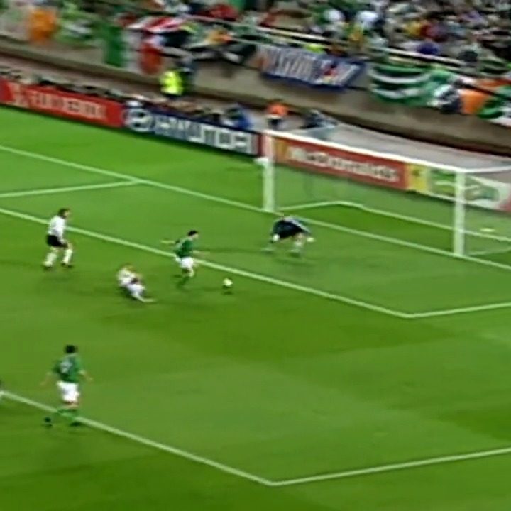 📆 ON THIS DAY... 2️⃣1️⃣ years ago, Robbie Keane popped up in added time to score a crucial goal in the 2002 FIFA World Cup #OTD | #COYBIG