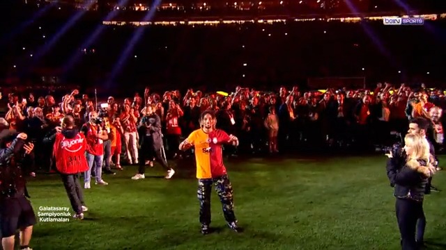 Sacha Boey qui entre sur du WeRenoi pour fêter le titre du Galatasaray ! C’est carré ! 😂